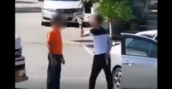 ใหญ่คับฟ้า! หนุ่มขับเก๋งชักปืนขู่คนขับรถตู้ นทท.รัสเซีย กลางเมืองพัทยา
