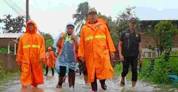 กลุ่มจิตอาสาอำนาญเจริญจับมือตำรวจลุยน้ำแจกของช่วยผู้ประสบภัยน้ำท่วม