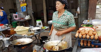 อร่อยไม่เคยเปลี่ยน! ผัดไทยเตาถ่านในตำนาน อยู่คู่ชาวอำเภอแกลงมาเกือบ 50 ปี