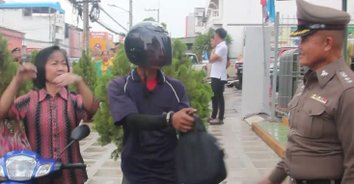 คุมตัวผู้ต้องหาทำแผนประกอบคำรับสารภาพวิ่งราวทรัพย์ต่อเนื่อง 2 จุด