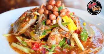 ร้านยำปูม้าชุมพร ยกทะเลขึ้นบกมายำกันแบบสดๆ