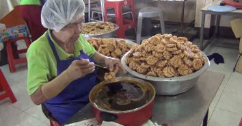 พาไปชิม "ข้าวแต๋นอำพัน" ของดีในตำนาน อยู่คู่เมืองรถม้ากว่า 39 ปี