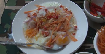 ชวนชิม "ยำไข่น้ำแร่แจ้ซ้อน" เมนูเด็ดประจำอุทยานฯ ลำปาง (มีคลิป)