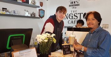 ไอเดียเก๋ Kingston Café ร้านกาแฟต้องพูดภาษาอังกฤษ