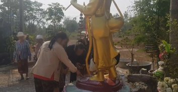 เลขเด็ด! แห่ปะแป้งขอเลขเด็ดพระสิวลีกลางสำนักสงฆ์ชื่อดัง