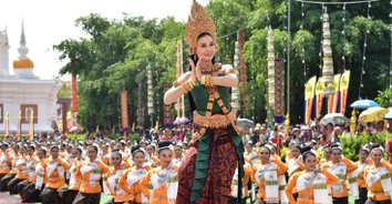 ต่าย อรทัย พร้อมนางรำกว่า 5,000 ร่วมฟ้อนถวายมือในงานนมัสการพระบรมธาตุนาดูน