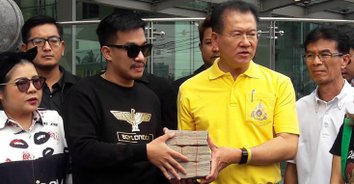 เสี่ยโป้ อานนท์ หอบเงิน 1.5 ล้าน มอบช่วยเหลือเยียวยาผู้เสียชีวิต
