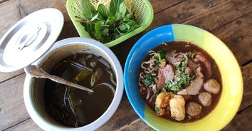 ชวนชิม "ก๋วยเตี๋ยวขี้วัวสูตรเด็ด" รสขมกลมกล่อมถูกปากคนอีสานลูกค้าแน่น