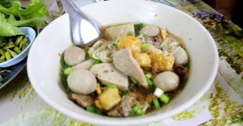 “ก๋วยเตี๋ยวเนื้อตรอกขามแป” รสชาติระดับตำนาน น้ำซุปรสเด็ดกับลูกชิ้นสูตรลับ