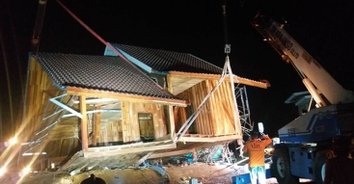 สุดสลด! พายุพัดบ้านทรงไทยพังถล่มทับเด็ก 15 ขวบ เศร้าตั้งใจทำงานหารายได้