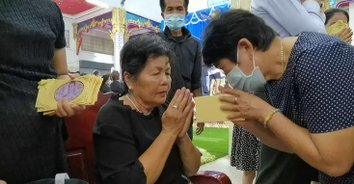 ครอบครัวธุรกิจไข่เป็ดโพธาราม ขนเงินสด 8 แสน เป็นของชำร่วยแจกชาวบ้าน