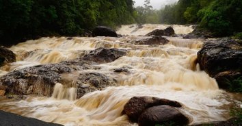 ภาพน่ากลัว! ฝนตกหนักเฝ้าระวังน้ำป่าไหลหลากบริเวณน้ำตก 24 ชั่วโมง