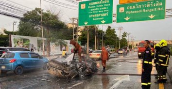 ซิ่งระทึก! เบนซ์ซิ่งชนท้ายรถบรรทุกไฟไหม้ทั้งคัน คนขับโบกรถไปหาหมอ