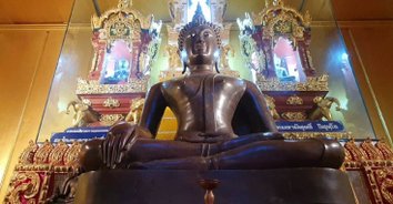 ไหว้พระขอพรพระสิงห์ อายุ กว่า500 ปี ลอดซุ้มใต้ฐานรับโชค