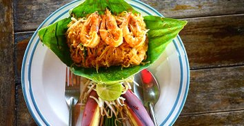 ร้านผัดไทห่อใบบัว อัตลักษณ์ที่สร้างจากธรรมชาติ