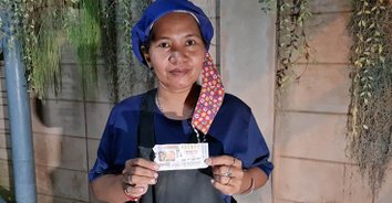 สุดเฮง! สาวโรงงานซื้อเลขตามใจใบเดียว ถูกรางวัลที่ 1 รับเงิน 6,000,000