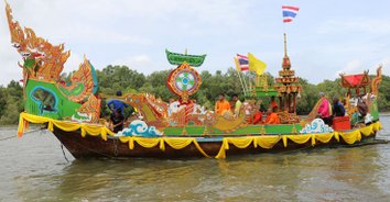 ลากพระทางน้ำข้ามทะเล จ.ตรัง แห่งเดียวในไทย