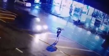 สุดสลด! รถชนสาวอุ้มหลานเสียชีวิต หลานรอดปาฏิหาริย์ติดท้ายกระบะหลบหนี