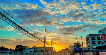 สวยงามตระการตา! ลายเมฆสีสวยสดเหนือท้องฟ้าแปดริ้วรับฤดูหนาว