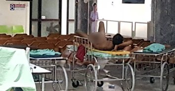เก็บทรงไม่อยู่! หนุ่มสติไม่ดีนอนแก้ผ้า จับอวัยวะเพศโชว์กลางโรงพยาบาล
