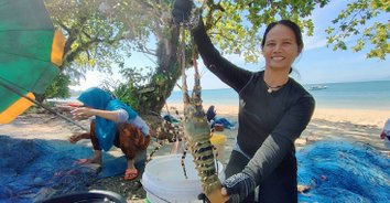 กุ้งมังกรยักษ์! จับกุ้งมังกรเจ็ดสีตัวเกือบโล ตัวแรกในรอบ 10 ปี