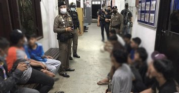 ลูกฉันคนดี! รวบแก๊งเยาวชน 27 คน พร้อมอาวุธมีด บ้าระห่ำไล่ฟันชาวบ้าน