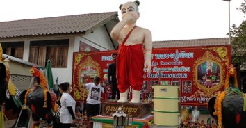 สาวถูกหวย 24 งวด ติดนำทัพคนดวงเฮงลงขันแก้บน ทำโจงกระเบนยักษ์ ให้ไอ้ส้มฉุน