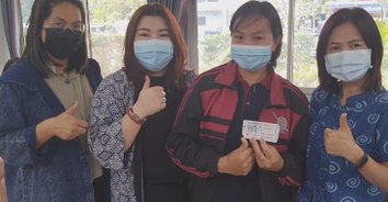 รวยยกเข่ง! ด.ต.หญิงชวนตำรวจและพองเพื่อน เหมาแผงลอตเตอรี่ถูกรางวัลที่1 รับ 6 ล้าน