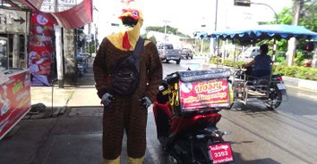 เข้าใจคิด ชีวิตเปลี่ยน! ไรเดอร์แต่งชุดไก่ ส่งข้าวเหนียวไก่ทอด