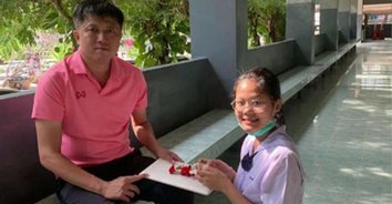รักหมดใจ คุณครูหัวใจเทวดา! ครูหนุ่มสละเงินเดือน หาเงินซื้อคอมให้นักเรียนมาตลอด 10 ปี