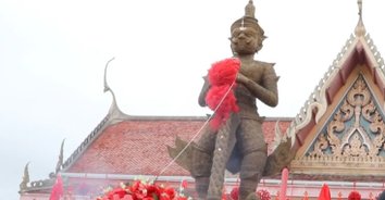 แห่ขอหวยขอโชคลาภ ท้าวเวสสุวรรณโณ ใหญ่ที่สุด หลังให้โชคหลายงวด