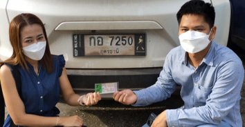 ตามมา 2 ปี สุดท้ายก็สำเร็จ! หนุ่มเจ้าของฟาร์มหมูดวงเฮงตามซื้อเลขรถรับ 12,000,000