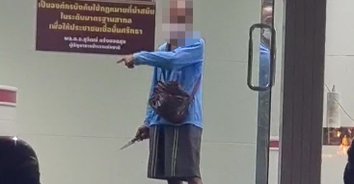 คลั่งจนเบลอ คุยกับเธอไม่รู้เรื่อง! ชายคลั่งไล่แทงตำรวจบนโรงพัก