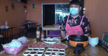 นักดนตรีผันตัวขายกะเพราและหมูจุ่ม ราคาถูกสวนราคาหมูแพง