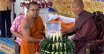 หลวงพ่อบุญส่ง ฐานจาโร ประธานมูลนิธิถ้ำกระบอกรับรางวัล "วัชรนาคา" โครงการวัฒนธรรศ