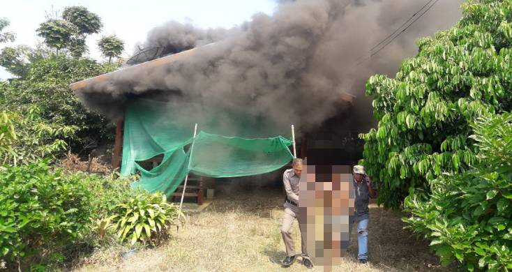 หนุ่มเครียดจัดถูกแม่เลี้ยงไล่ออกจากบ้านที่พ่อสร้างขึ้นมา จุดเผาบ้านวอดทั้งหลัง