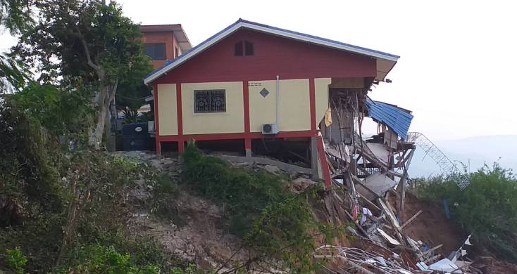 ระทึก! ดินริมแม่น้ำโขงทรุดตัว รีสอร์ทพังถล่มยับ 6 ห้อง