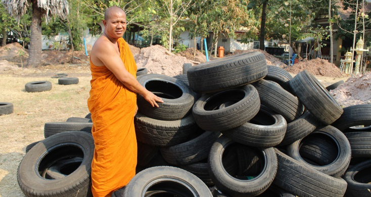 พระนักพัฒนา ผุดไอเดียใช้ยางรถยนต์เก่าทำเป็นธนาคารน้ำใต้ดิน แก้ปัญหาภัยแล้ง