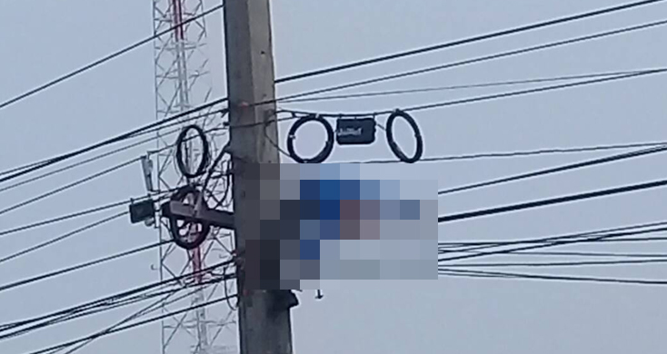 สุดสลด! ช่างไฟดวงกุดปีนเสาต่อสายไฟ โดนไฟช็อตดับคาเสาไฟ