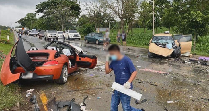 เร็ว แรง ทะลุนรก! BMW ซิ่งฝ่าสายฝนเสียหลักพุ่งข้ามเลนส์ชนเก๋งซูซูกิ ดับ 3 เจ็บ 1