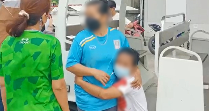 ใจแม่แทบขาด! รถรับส่งนักศึกษา ขับทับเด็ก 4 ขวบดับสลด