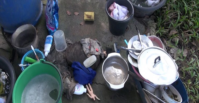 สุดรันทด 8 ชีวิต ยัดเยียดอยู่ในบ้านผุพังชายป่า