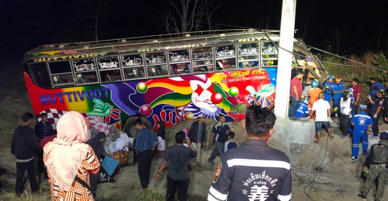 รถนักเรียนนราธิวาสไปทัศนศึกษาชนเสาไฟฟ้าบาดเจ็บ 7 คน