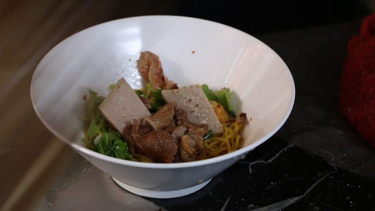 “ก๋วยเตี๋ยวเนื้อตรอกขามแป”  น้ำซุปรสเด็ดกับลูกชิ้นสูตรลับ