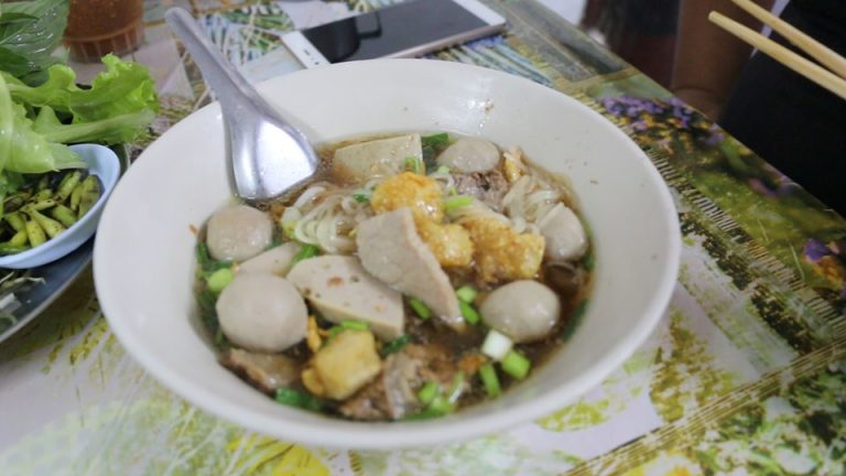 “ก๋วยเตี๋ยวเนื้อตรอกขามแป”  น้ำซุปรสเด็ดกับลูกชิ้นสูตรลับ