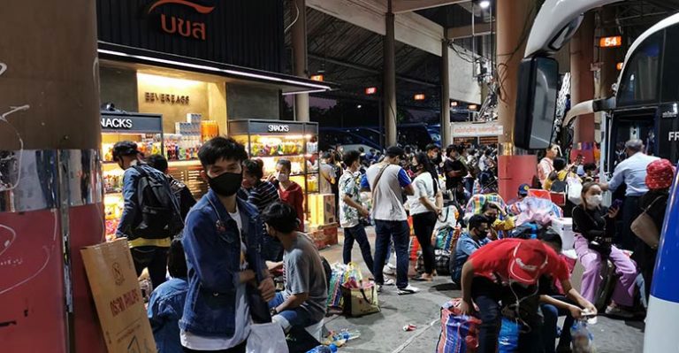 หนี COVID-19 หมอชิตคนแน่น ปชช.แห่กลับภูมิลำเนาหลังปิดห้างใน กทม.
