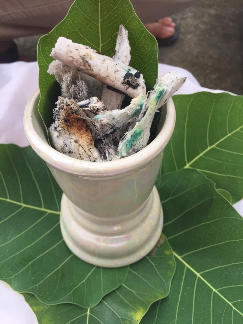 แห่ส่งเลขฟันพ่อเฒ่า กลายเป็นสีเขียวมรกตและอัฐิกลายเป็นสีทอง