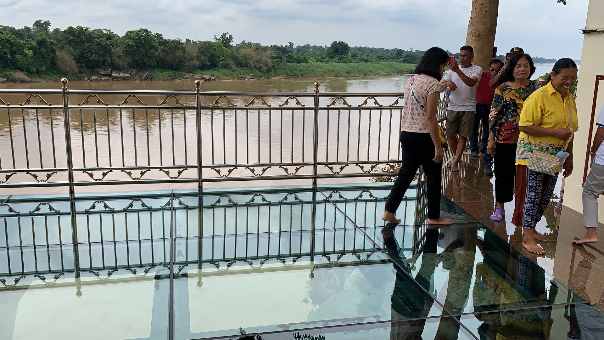 เที่ยวสกายวอล์ค ไหว้พระทำบุญที่วัดหินหมากเป้ง