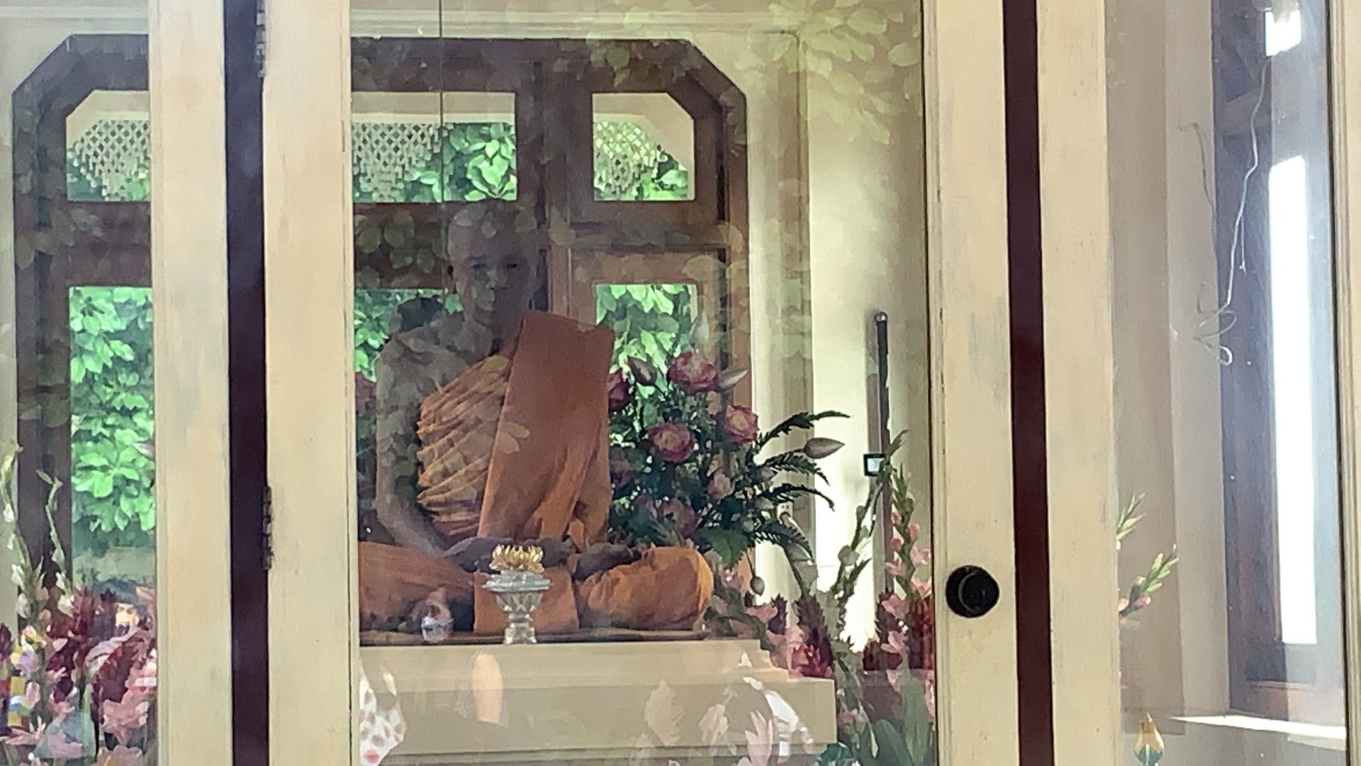 เที่ยวสกายวอล์ค ไหว้พระทำบุญที่วัดหินหมากเป้ง