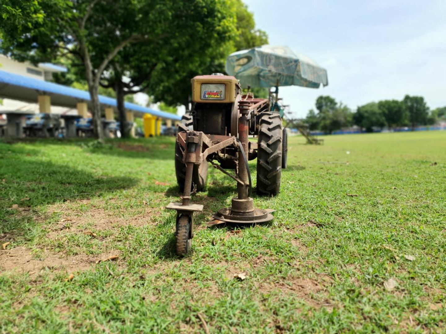 คิดได้เนอะ! นักการภารโรงดัดแปลงรถไถนา ทำรถตัดหญ้าสนามฟุตบอล เก๋ไปอีกแบบ